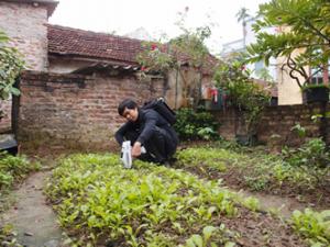 Photo: Gerry Croteau Nguyên Khac Hoài Nam tests a vegetable garden in the village of Dong Mai using an XRF elemental analyzer.