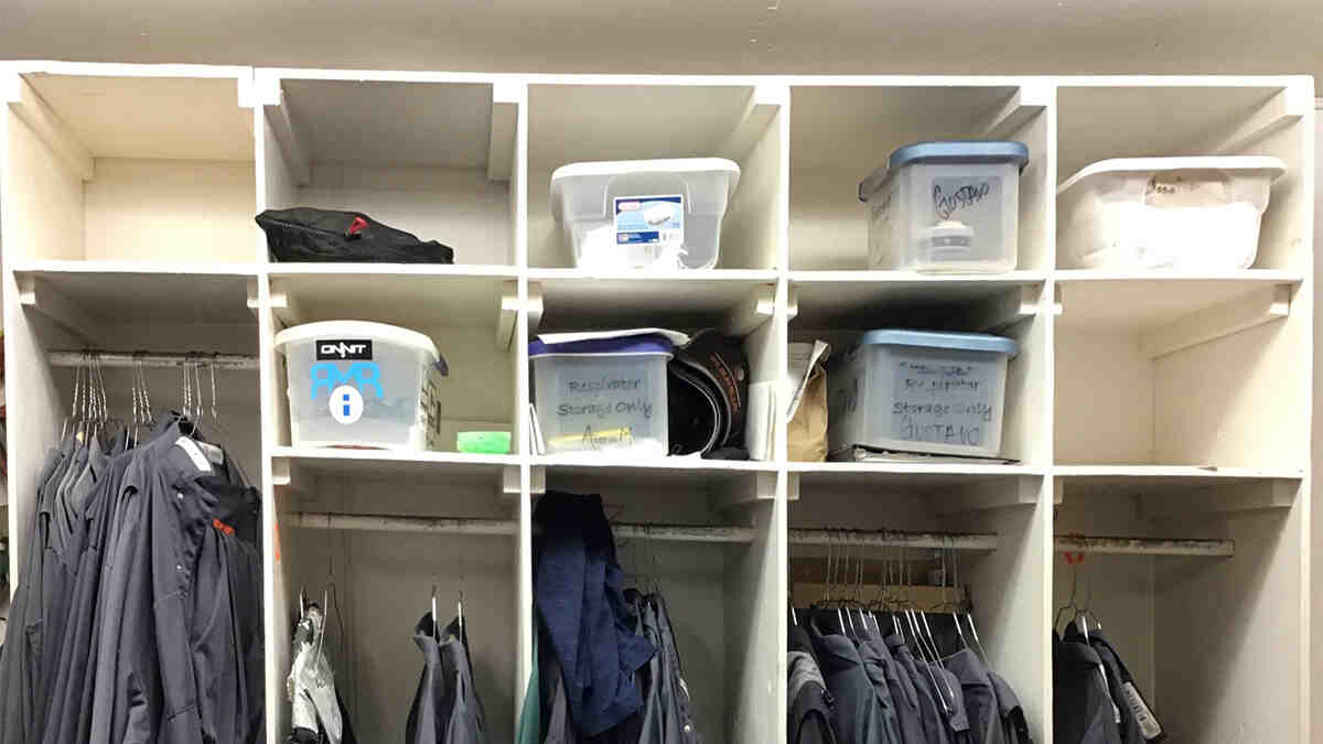 Respiradores limpios en cajas almacenados en un cuarto limpio.