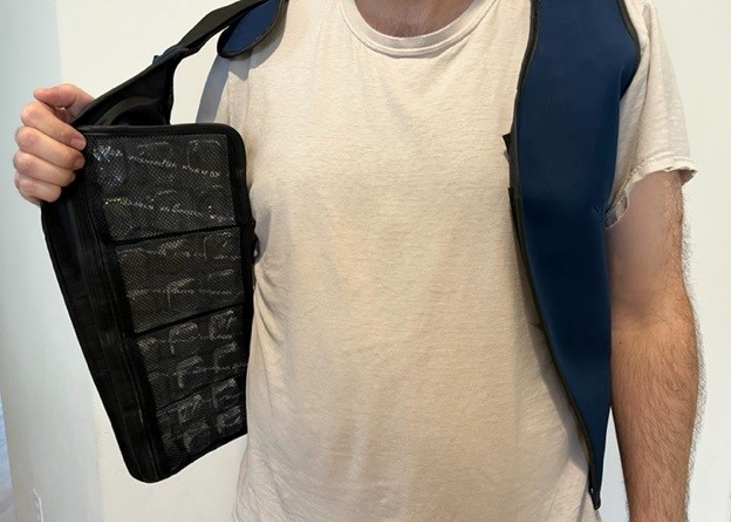 Open ice vest with ice pack