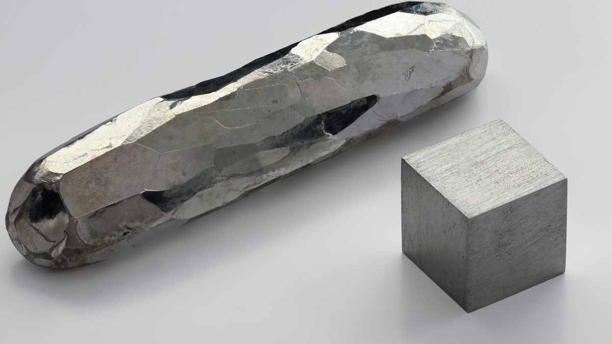 a bar and a cube of shiny silver-colored cadmium